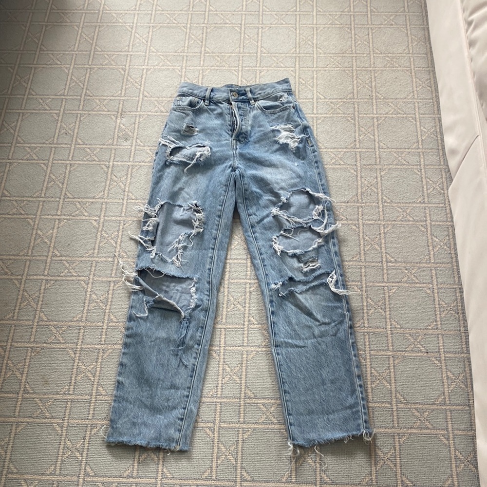 Very cute barely worn ripped jeans.